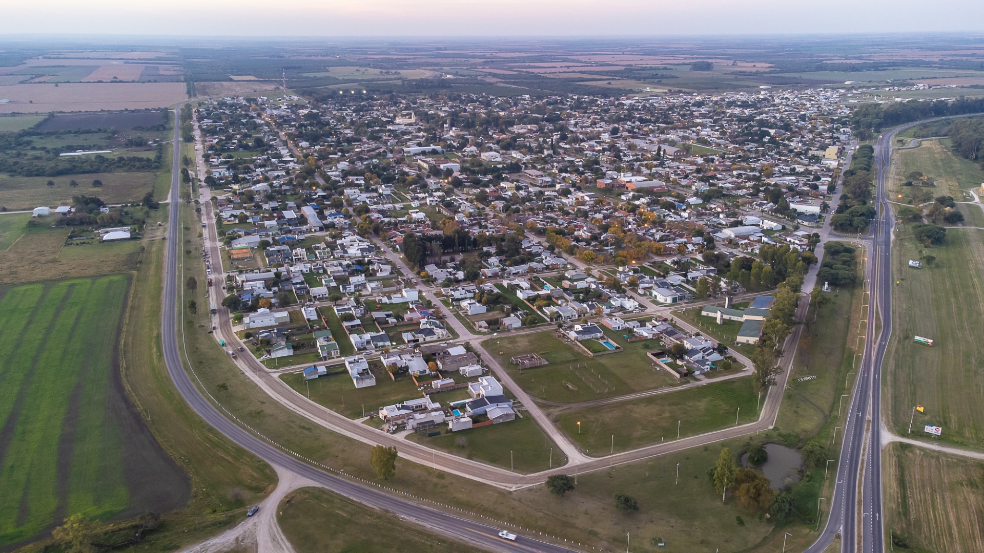 la ciudad de Cerrito, con las rutas prov n° 8 a la izquierda y la ruta nacional n° 12 a la derecha